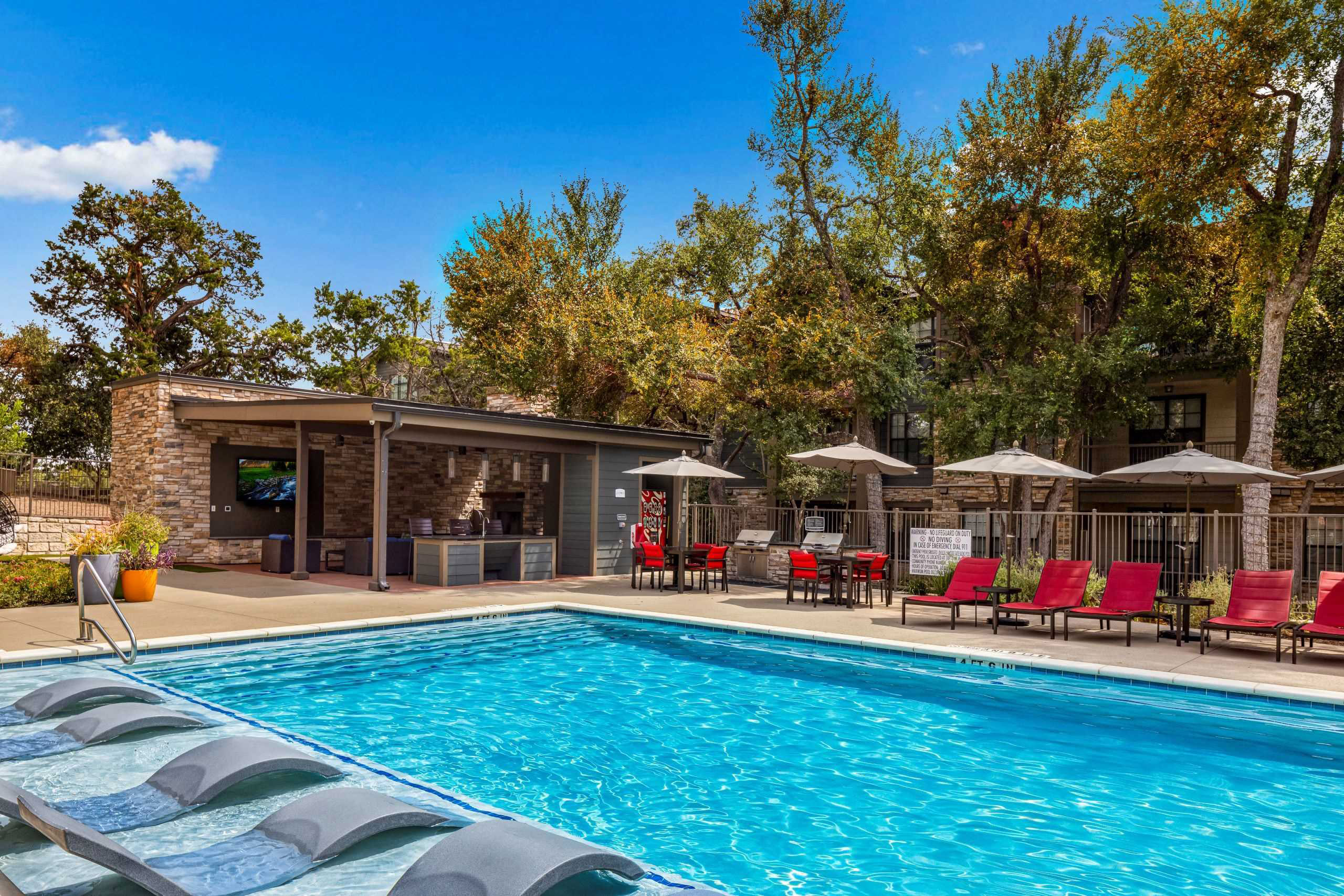 Pet Friendly Apartments with Pools in Oak Hill, Austin, TX | AMLI